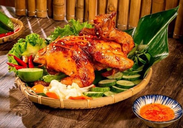 Gà nướng sa tế cay thơm từng miếng, phù hợp tiệc ngoài trời