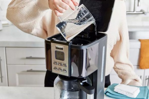 Vệ sinh bình chứa nước trên máy pha cà phê Delonghi