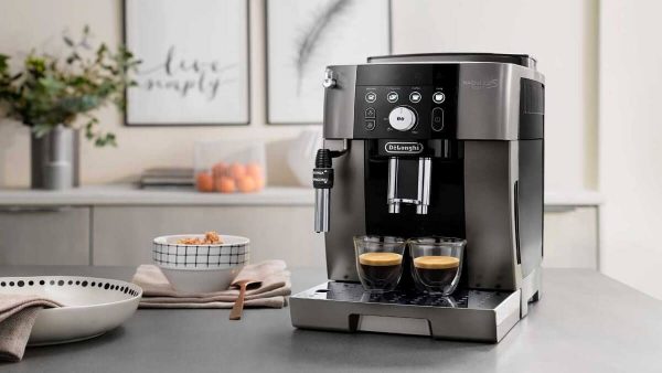 Làm sạch bộ phận pha chế và vòi phun để đảm bảo hương vụ của ly cà phê thành phẩm
