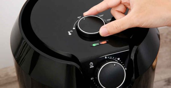 Cách làm bắp rang bơ bằng nồi chiên không dầu siêu tốc trong 15 phút 3 Chỉ cần xoay núm vặn là có ngay mẻ bắp rang bơ giòn tan