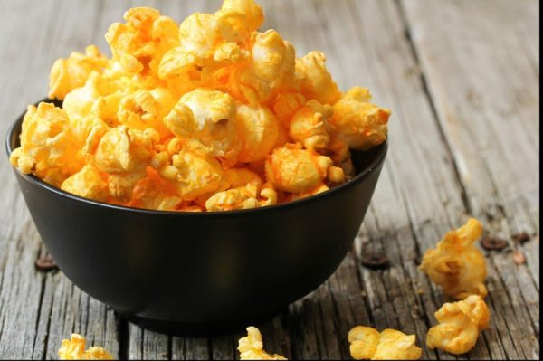 Cách làm bắp rang bơ bằng nồi chiên không dầu siêu tốc trong 15 phút 4 Rắc thêm chút phô mai để món bắp rang bơ thêm phần hấp dẫn