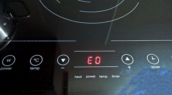 Bếp từ báo lỗi E0: Tìm hiểu nguyên nhân và các bước khắc phục an toàn 2 Màn hình hiển thị "E0" - Dấu hiệu rõ ràng nhất của sự cố
