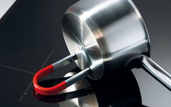 Bếp từ báo lỗi E0: Tìm hiểu nguyên nhân và các bước khắc phục an toàn 4 Dùng nam châm để kiểm tra đáy nồi có nhiễm từ hay không