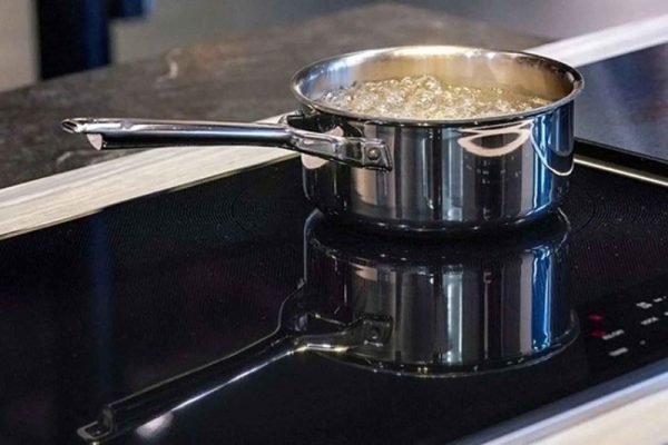 Bếp từ báo lỗi E0: Tìm hiểu nguyên nhân và các bước khắc phục an toàn 5 Đảm bảo đáy nồi phẳng và sạch để bếp hoạt động hiệu quả