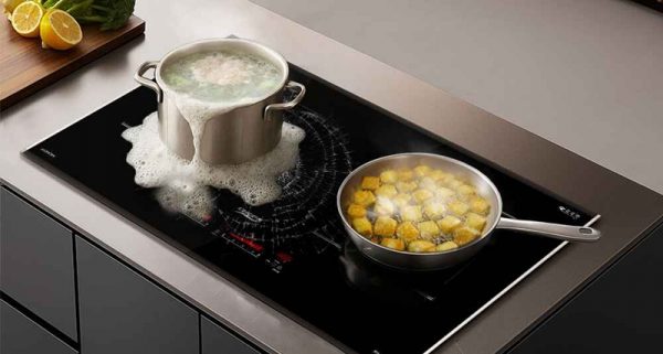 Bếp từ báo lỗi E0: Tìm hiểu nguyên nhân và các bước khắc phục an toàn 6 Mặt bếp dính nước có thể gây nhiễu loạn cảm biến