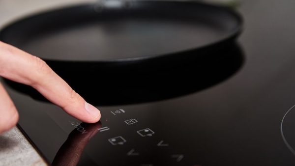 Bếp từ báo lỗi E2 – Nguyên nhân và cách khắc phục hiệu quả tại nhà 3 Trong nhiều trường hợp khi bếp từ báo E2, thiết bị được khuyến cáo tắt nguồn và để nguội trong khoảng vài phút trước khi bật lại