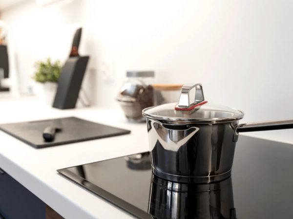 Bếp từ báo lỗi E2 – Nguyên nhân và cách khắc phục hiệu quả tại nhà 5 Bếp từ khi hoạt động ở mức công suất cao liên tục sẽ sinh nhiệt lớn và linh kiện bên trong nhanh bị ảnh hưởng