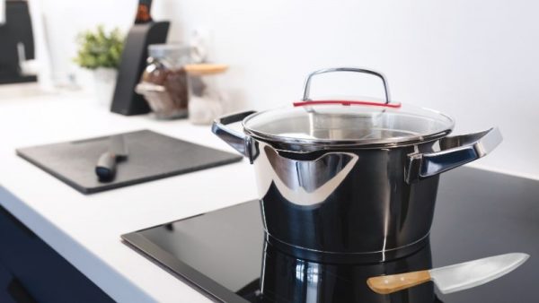 Bếp từ báo lỗi E2 – Nguyên nhân và cách khắc phục hiệu quả tại nhà 6 Một trong những nguyên nhân sâu xa khiến mã E2 xuất hiện đó là nguồn điện đầu vào không ổn định hoặc cao hơn mức cho phép