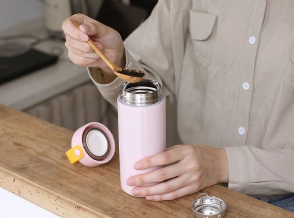 Không nên đựng trà, cà phê hay thuốc bắc trong bình giữ nhiệt để tránh phản ứng hóa học và mất hương vị