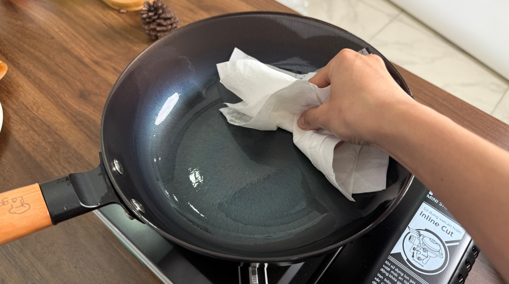 Hướng dẫn tôi dầu chảo gang La gourmet - Lau sạch lớp dầu bằng khăn giấy ăn, để chảo nghỉ trong 4-5 giờ Hướng dẫn tôi dầu chảo gang La gourmet