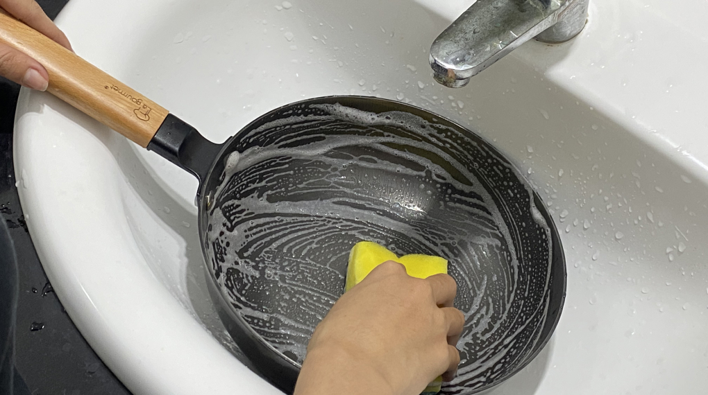 Hướng dẫn tôi dầu chảo gang La gourmet - Kỳ cọ chảo với nước rửa bát pha loãng và miếng nhám Hướng dẫn tôi dầu chảo gang La gourmet