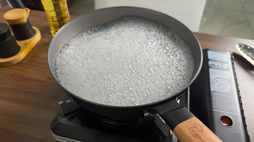 Hướng dẫn tôi dầu chảo gang La gourmet - Có thể pha loãng nước rửa bát vào chảo và đun trên bếp Hướng dẫn tôi dầu chảo gang La gourmet