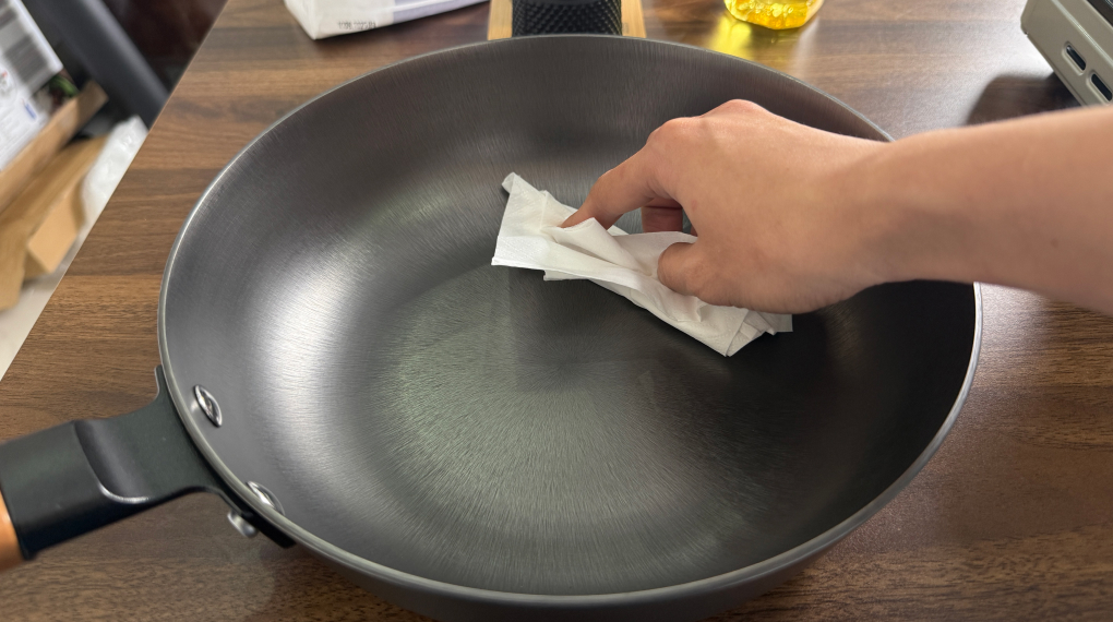 Hướng dẫn tôi dầu chảo gang La gourmet - Để chảo thật khô hoàn toàn Hướng dẫn tôi dầu chảo gang La gourmet