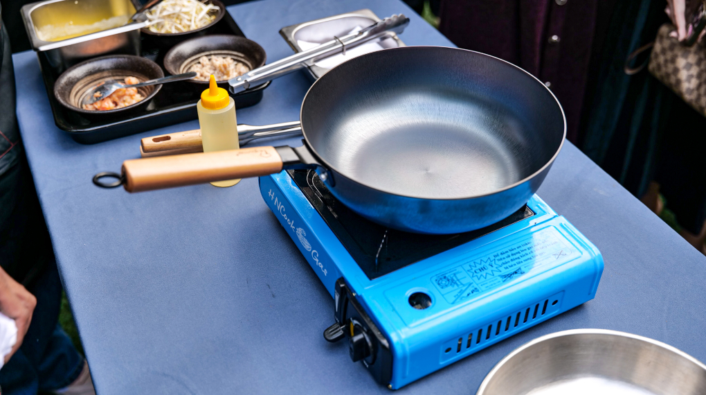 Hướng dẫn tôi dầu chảo gang La gourmet - Để chảo nguội Hướng dẫn tôi dầu chảo gang La gourmet