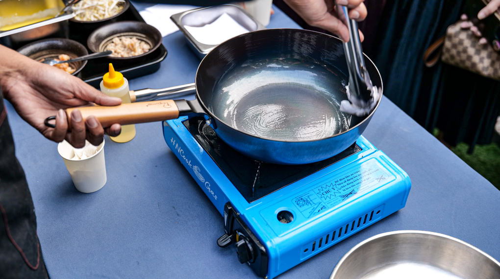 Hướng dẫn tôi dầu chảo gang La gourmet - Thêm dầu ăn và tráng đều khắp bề mặt chảo Hướng dẫn tôi dầu chảo gang La gourmet