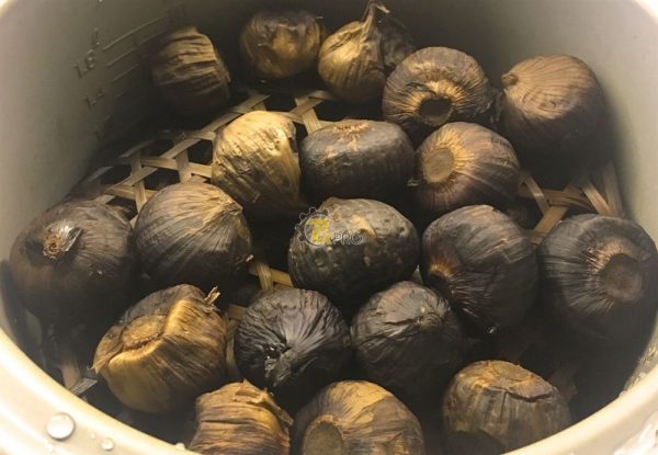 Chi Tiết Cách Làm Tỏi Đen Đơn Giản Bằng Nồi Cơm Điện Tại Nhà 3 Ủ tỏi từ 10–14 ngày đến khi tép đen bóng, dẻo mềm và có vị ngọt thanh tự nhiên