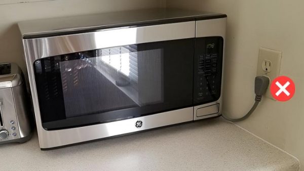 Lò vi sóng có tốn điện không? Mẹo sử dụng lò vi sóng tiết kiệm điện 5 Cần rút nguồn điện sau khi sử dụng để tránh tiêu hao điện