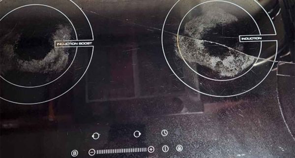 Mặt kính bếp từ bị nứt phải làm sao? Hướng dẫn xử lý an toàn 2 Mặt bếp điện bị nứt, vỡ sau khi va đập với vật nặng