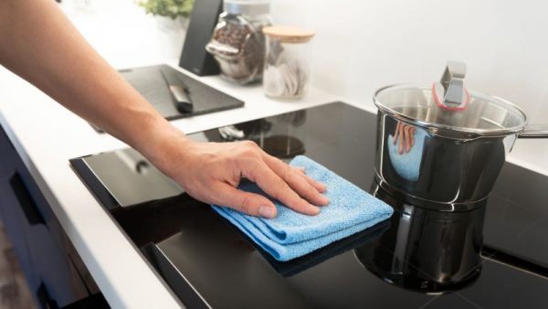 Mặt kính bếp từ bị nứt phải làm sao? Hướng dẫn xử lý an toàn 3 Vệ sinh bếp thường xuyên giúp kéo dài tuổi thọ cho mặt kính