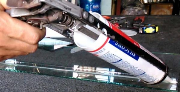 Mặt kính bếp từ bị nứt phải làm sao? Hướng dẫn xử lý an toàn 5 Vết nứt nhỏ có thể xử lý tạm thời