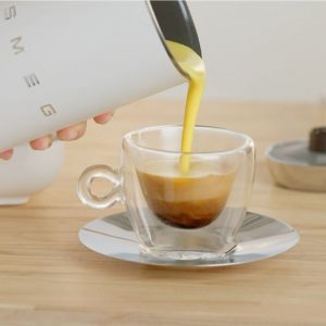 Máy tạo bọt sữa Smeg MFF02 15 may tao bot sua smeg mff02 13
