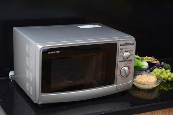 Hướng dẫn nấu cơm bằng lò vi sóng tại nhà siêu đơn giản cho sinh viên 6 Lò vi sóng Sharp R-21A1(S)VN 22 lít, 800W, nhỏ gọn, dễ vệ sinh, lý tưởng cho sinh viên