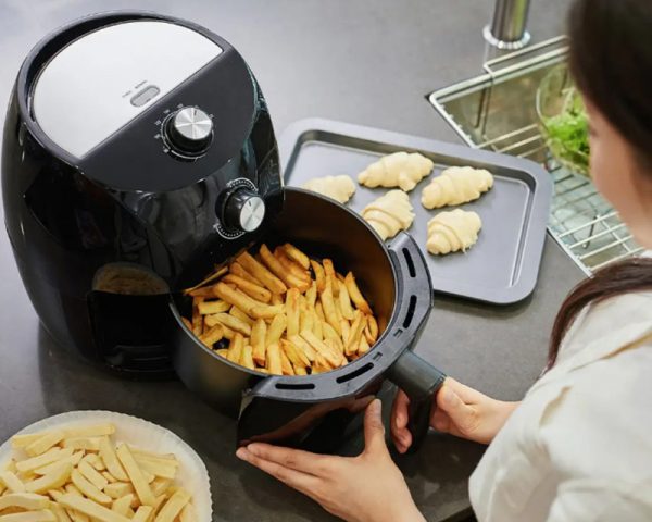 Nồi chiên không dầu không nóng? Bật mí 4 cách sửa tại nhà cực dễ 2 Một lỗi khi lắp khay cũng khiến nồi chiên không thể hoạt động