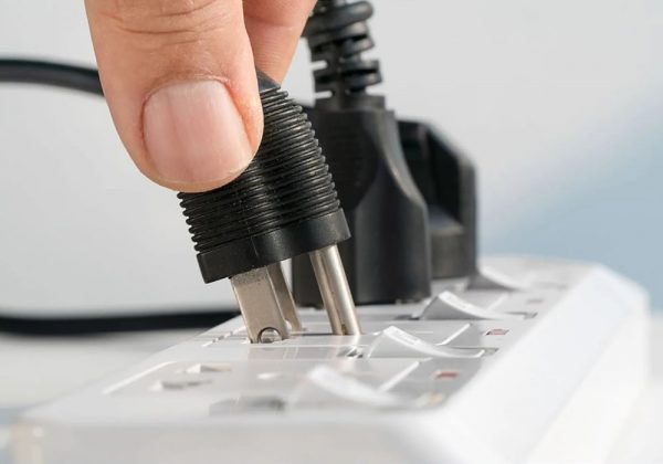 Nồi chiên không dầu không nóng? Bật mí 4 cách sửa tại nhà cực dễ 3 Luôn kiểm tra phích cắm và ổ điện trước khi tìm các lỗi khác