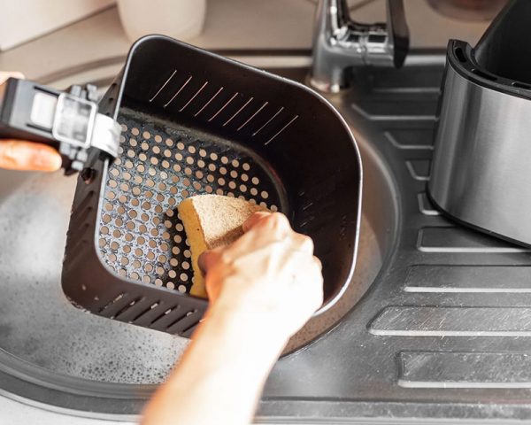 Nồi chiên không dầu không nóng? Bật mí 4 cách sửa tại nhà cực dễ 6 Vệ sinh nồi ngay sau khi dùng để tránh dầu mỡ tích tụ