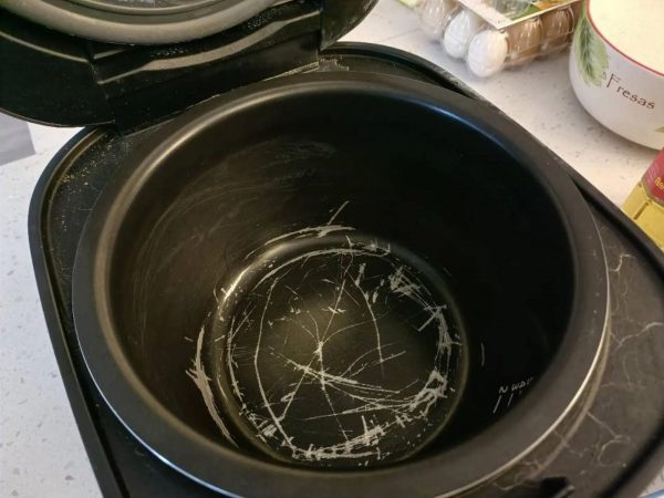 Nồi cơm điện bị tróc lớp chống dính: Nguyên nhân, tác hại và cách khắc phục hiệu quả 2 Lòng nồi cơm điện bị tróc lớp chống dính bắt nguồn từ nhiều thói quen sử dụng và bảo quản không đúng cách