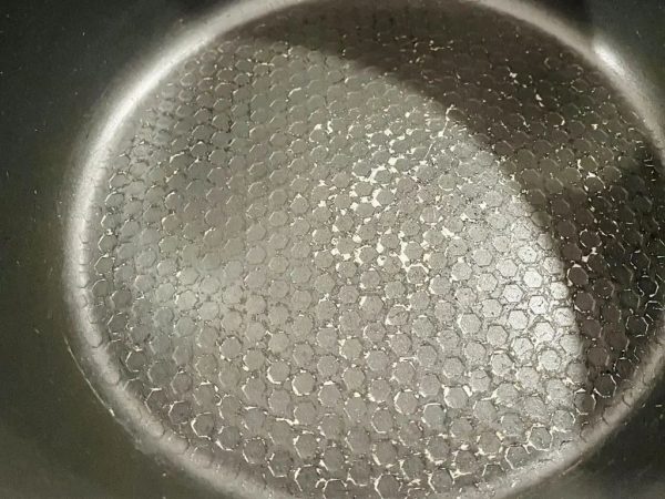 Nồi cơm điện bị tróc lớp chống dính: Nguyên nhân, tác hại và cách khắc phục hiệu quả 3 Khi lòng nồi cơm điện bị tróc lớp chống dính, tác hại không chỉ là việc nấu ăn mất tiện lợi mà còn tiềm ẩn nguy cơ