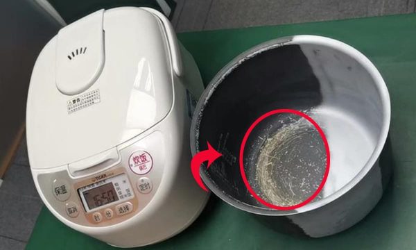 Nồi cơm điện bị tróc lớp chống dính: Nguyên nhân, tác hại và cách khắc phục hiệu quả 4 Khi vệ sinh lòng nồi, bạn nên dùng miếng rửa mềm, không dùng búi sắt hoặc miếng cứng, không dùng hóa chất tẩy mạnh