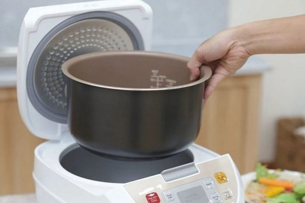 Nồi cơm điện bị tróc lớp chống dính: Nguyên nhân, tác hại và cách khắc phục hiệu quả 6 Trước khi đặt lại vào thân nồi, cần kiểm tra phần đáy có khô ráo hoàn toàn hay chưa