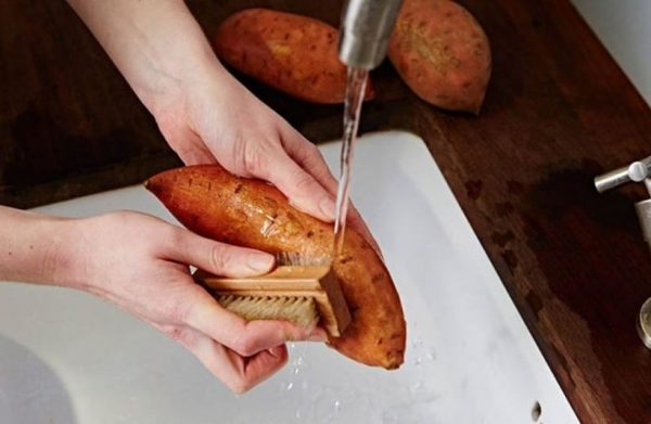 Cách nướng khoai bằng nồi chiên không dầu thơm ngon, dẻo ngọt tại nhà 2 Sơ chế khoai bằng cách rửa sạch, ngâm nước muối, lau khô và đục lỗ giúp khoai chín đều, vỏ giòn ruột mềm