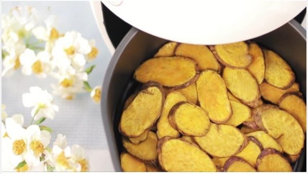 Cách nướng khoai bằng nồi chiên không dầu thơm ngon, dẻo ngọt tại nhà 4 Nướng khoai lang cắt lát bằng nồi chiên không dầu tạo khoai giòn, vàng ruộm, ngọt nhẹ và thơm béo, snack healthy tuyệt vời