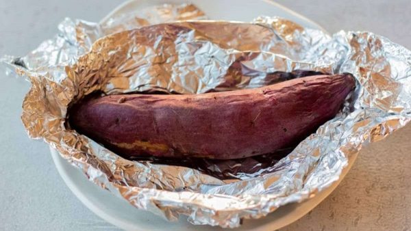 Cách nướng khoai bằng nồi chiên không dầu thơm ngon, dẻo ngọt tại nhà 5 Khoai chín ẩm, dẻo, ngọt nhẹ, không cháy vỏ – thích hợp với người lớn tuổi hoặc trẻ nhỏ.