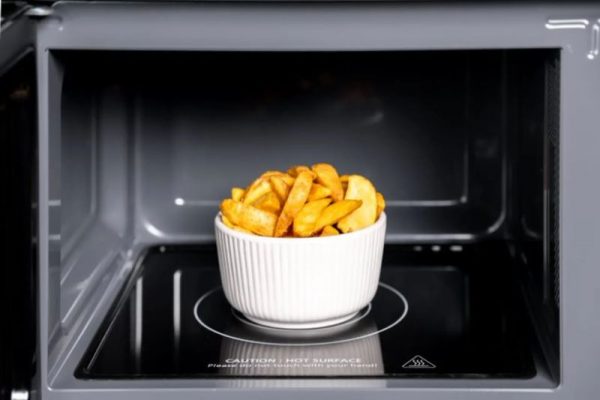 Lò vi sóng rã đông dựa trên sóng vi điện từ (microwave) tác động vào các phân tử nước trong thực phẩm