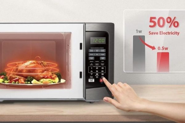 Rã đông bằng lò vi sóng tưởng đơn giản, nhưng để thực phẩm mềm đều, không chín cạnh và giữ nguyên chất lượng, bạn cần làm đúng các bước.