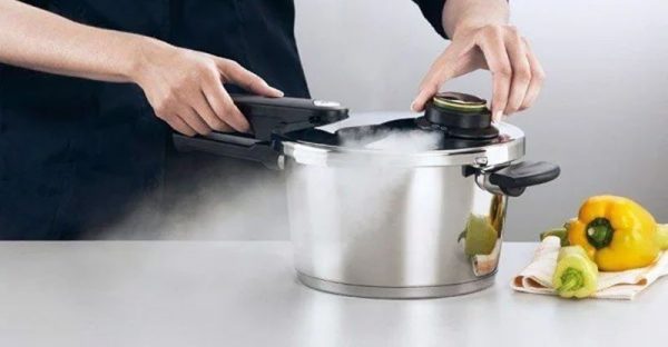 Nghe van rít đều, sau đó giảm lửa nhỏ để duy trì áp suất an toàn