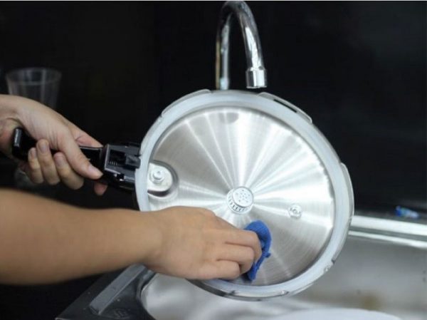 Đảm bảo nồi nguội và áp suất bằng 0 trước khi vệ sinh
