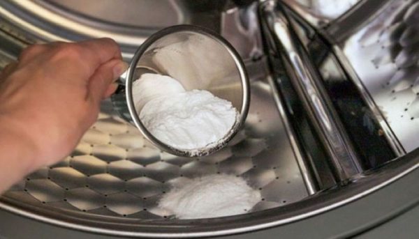 Cách vệ sinh máy giặt cửa ngang nhanh chóng tại nhà 3 Baking soda làm sạch lồng giặt rất hiệu quả