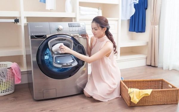 Cách vệ sinh máy giặt cửa ngang nhanh chóng tại nhà 5 Vệ sinh bên ngoài máy giặt cửa ngang bằng khăn bông mềm