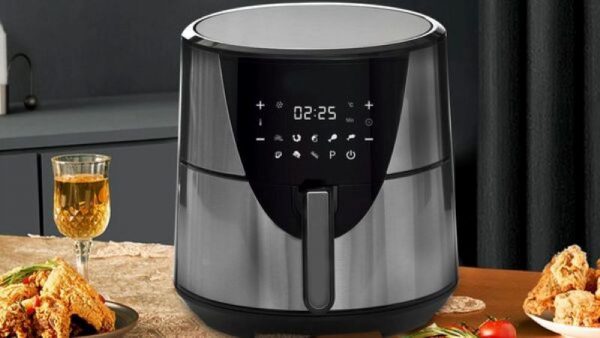 Sau mỗi lần nấu ăn, nồi chiên không dầu thường bám lại lớp dầu mỏng và vụn thực phẩm