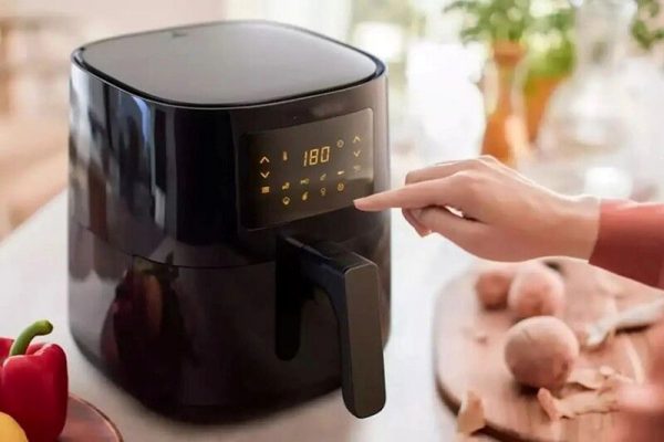 Khi dầu mỡ tích tụ lâu ngày, chúng sẽ tạo thành lớp bám vàng khó rửa và dễ gây mùi hôi khi nấu ăn