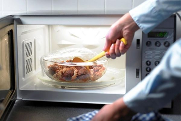 Kinh nghiệm dùng hộp nhựa trong lò vi sóng an toàn
