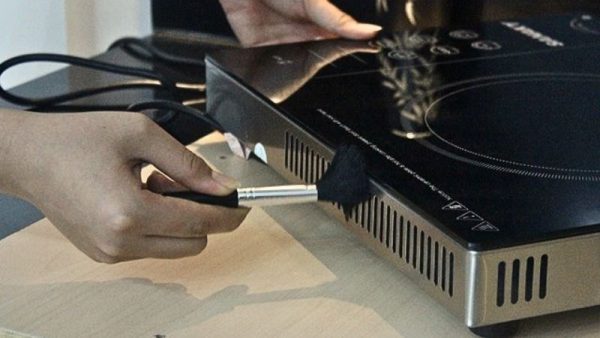 Vệ sinh định kỳ quạt gió để bếp luôn hoạt động hiệu quả