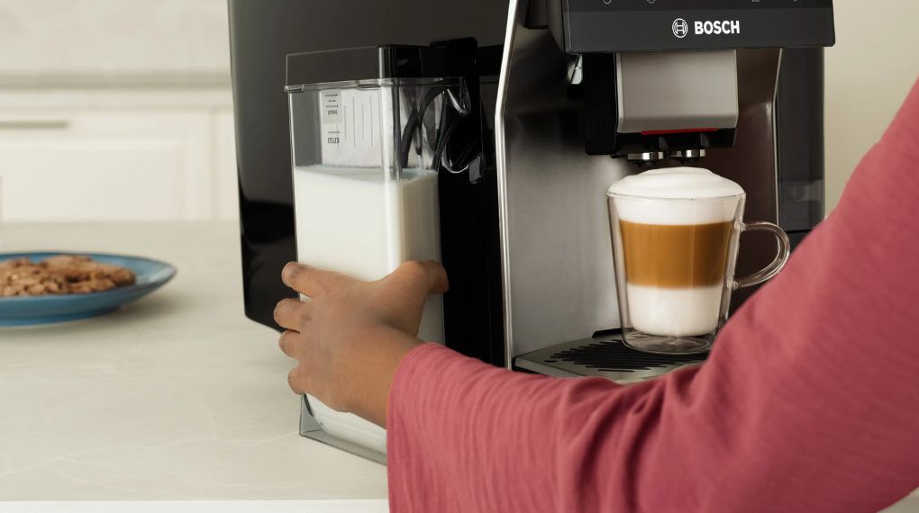 Máy pha cà phê tự động Bosch TQE80703 VeroCafe Series 8 - Hệ thống đánh sữa tích hợp với bình chứa sữa đi kèm may pha ca phe tu dong bosch tqe80703 verocafe series 8 6 1