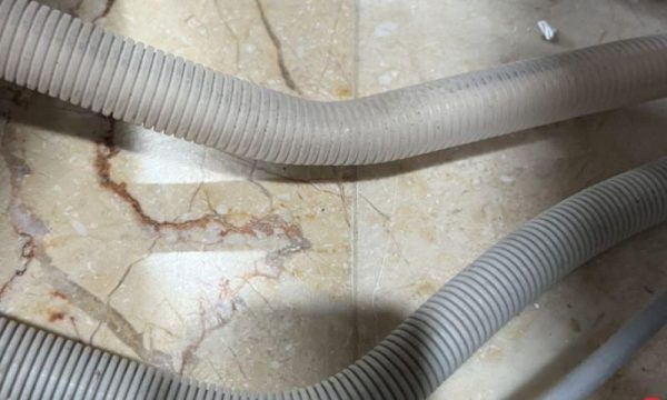 Máy rửa bát Bosch báo lỗi vòi nước và cách xử lý hiệu quả 2 Đường ống nước bị gập cũng khiến cho máy rửa bát báo lỗi vòi nước