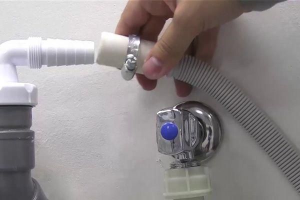 Máy rửa bát Bosch báo lỗi vòi nước và cách xử lý hiệu quả 4 Kiểm tra, vệ sinh, nắn thẳng đường ống cấp nước cho máy rửa bát