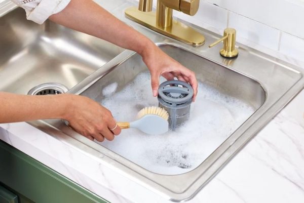 Máy rửa bát Bosch báo lỗi vòi nước và cách xử lý hiệu quả 5 Vệ sinh sạch sẽ bộ lọc rác cho máy rửa bát để tránh nước thải bị ứ